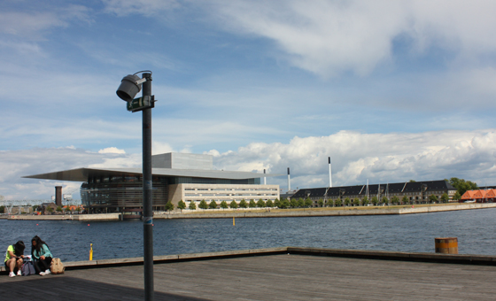 Opernhaus und Magazingebäude auf dem Holmen gleich daneben