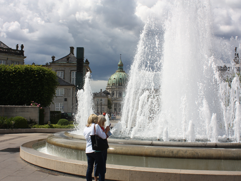 Springbrunnen im Flaniergarten zwischen Hafen und Schloss…